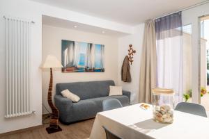 A seating area at Appartamento Vicino al Mare