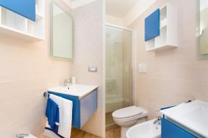 A bathroom at Appartamento Vicino al Mare Még 9 kép