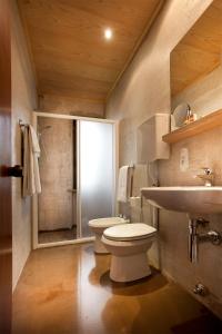bagno con servizi igienici e lavandino di Ambienthotel Luna Rossa a Malcesine