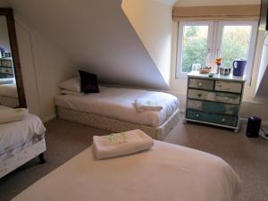 A bed or beds in a room at Queens Head Inn