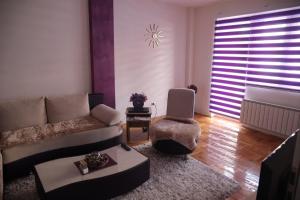 Apartman Aleksandar tesisinde bir oturma alanı