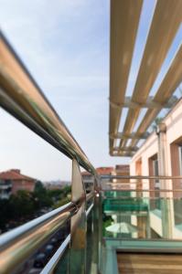 balkon z widokiem na budynek w obiekcie Villa Romana Fréjus w Fréjus