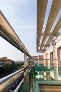 un balcón con vista a un edificio en Villa Romana Fréjus, en Fréjus 32 fotos más