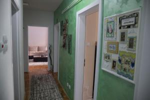 Apartman Aleksandar tesisinde bir odada yatak veya yataklar