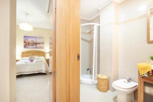 グラナダにあるApartamento en Granada Centroのバスルーム(トイレ付)、ベッドルーム(ベッド付)が備わります。