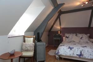 1 dormitorio con 1 cama, 1 mesa y 1 silla en Restaurant & Chambres d'Hôtes L'Eau Vive, en Fatouville-Grestain