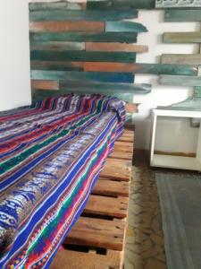 a wall made out of reclaimed wood at Casa Indaiá BnB - casa compartilhada in Caraguatatuba
