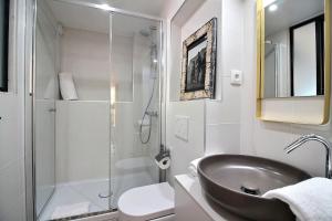 a bathroom with a sink and a shower at 102216 - Appartement 4 personnes Montorgueil in Paris