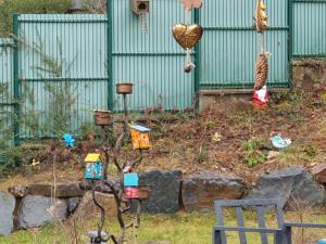 a garden with lots of colorful objects in the yard at Chalet du champs des semeaux in Wisches