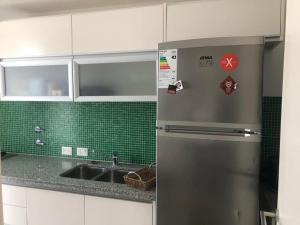 Virtuvė arba virtuvėlė apgyvendinimo įstaigoje Departamento de 2 ambientes luminoso