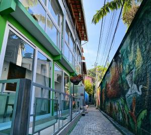 una calle con pinturas al costado de un edificio en Pousada Brasil Caribe, en Morro de São Paulo