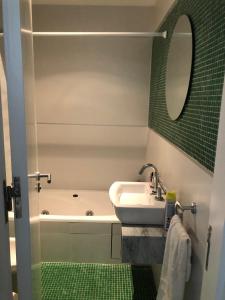 Ένα μπάνιο στο Departamento de 2 ambientes luminoso