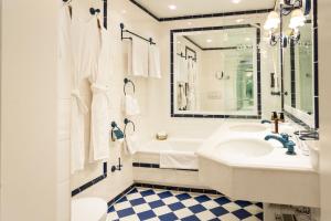 فندق إديلويس في زورس آم أرلبرغ: حمام مع حوض وحوض استحمام ومرحاض