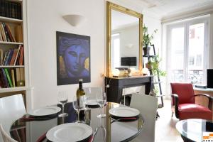 En sittgrupp på 204340 - A two-room apartment with traditional chic style in the Marais