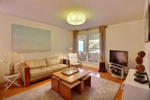 uma sala de estar com um sofá e uma televisão em 217361 - Appartement 6 personnes à Paris em Paris