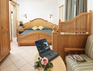 A bed or beds in a room at Hotel Valle Verde - Rent Ski & Bike