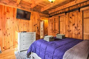 A bed or beds in a room at Rustic Cabin with Screened Deck 8 Mi to Dollywood