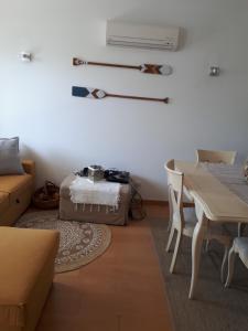 トロイアにあるTroia Casas da dunaのリビングルーム(ソファ、テーブル付)