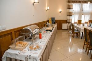 rząd stołów w restauracji z jedzeniem na nich w obiekcie Hotel Oaza w mieście Prudnik