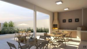 eine Terrasse mit Tischen und Stühlen und einem Kamin in der Unterkunft 2 Quartos com Piscina Aquecida Melhor Bairro Brasília in Brasilia