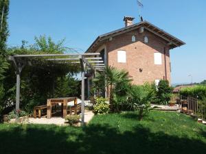 an old brick building with a picnic table in a yard at Casa Nalin in La Morra