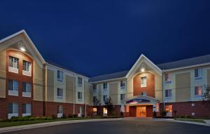 un gran edificio de apartamentos por la noche en Candlewood Suites Kansas City, an IHG Hotel, en Kansas City