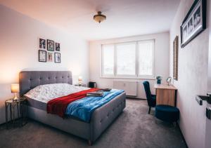 Schlafzimmer mit einem Bett, einem Schreibtisch und einem Fenster in der Unterkunft Apartmán Marilyn in Český Krumlov