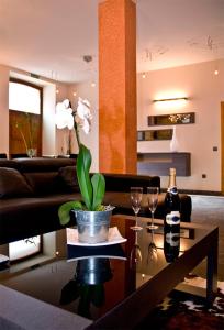 a living room with a table with a plant and two wine glasses at Casa rural Sierra de Prádena in Prádena