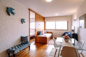 a living room with a couch and a dining room at Porto bica velha - Carvalhido in Porto