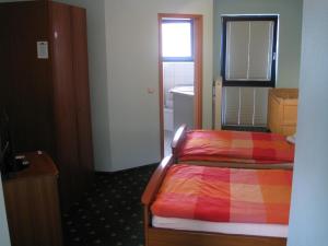 Säng eller sängar i ett rum på Hotel Restaurant "Waldschänke"