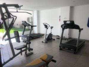 un gimnasio con varias máquinas de correr en una habitación en Departamento 3 ambientes, 2 habitaciones en Mar del Plata