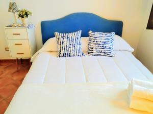 A bed or beds in a room at Summer Dream LA CASA SUL MARE