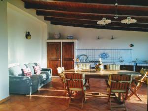 A seating area at Summer Dream LA CASA SUL MARE