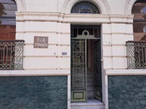 De façade/entree van Isla Francia