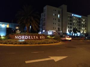una señal que dice nordica rho en un estacionamiento por la noche en Departamentos Condominio Wyndham Nordelta - Desayuno y Spa Opcional ! en Tigre