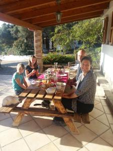 un gruppo di persone seduti intorno a un tavolo da picnic di Sa Ruscitta a SantʼAntìoco
