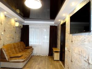 sala de estar con sofá y TV de pantalla plana en Apartment en Kropyvnytskyi