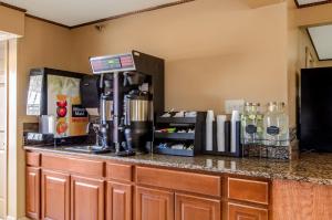 een koffiebar met een koffiezetapparaat op een toonbank bij Americas Best Value Inn & Suites Ft Collins E at I-25 in Fort Collins