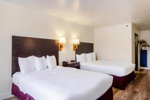 Postel nebo postele na pokoji v ubytování Americas Best Value Inn & Suites Ft Collins E at I-25
