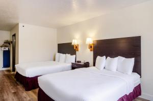 Postel nebo postele na pokoji v ubytování Americas Best Value Inn & Suites Ft Collins E at I-25