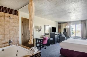 Postel nebo postele na pokoji v ubytování Americas Best Value Inn & Suites Ft Collins E at I-25