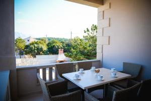 einen Tisch und Stühle auf einem Balkon mit Aussicht in der Unterkunft Apartment Markioli in Povlja