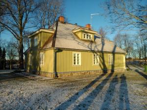 ein gelbes Haus auf einer Einfahrt in der Unterkunft Joosti Puhkemaja in Tõutsi