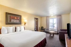 Postel nebo postele na pokoji v ubytování Americas Best Value Inn & Suites Ft Collins E at I-25