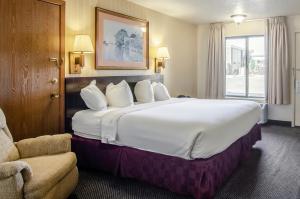 Postel nebo postele na pokoji v ubytování Americas Best Value Inn & Suites Ft Collins E at I-25