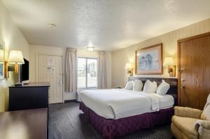 Postel nebo postele na pokoji v ubytování Americas Best Value Inn & Suites Ft Collins E at I-25