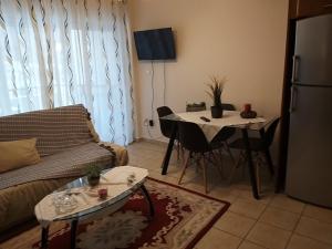 salon z kanapą i stołem w obiekcie Maria’s house w Salonikach