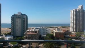 uma vista para uma cidade com edifícios e o oceano em Arenas del Mar em Punta del Este