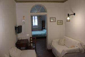 un soggiorno con divano e una camera con letto di Vacantara a Pisa