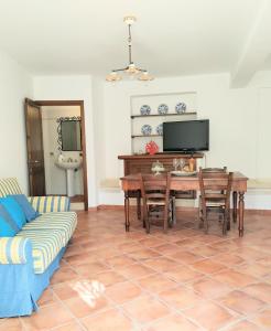 een woonkamer met een tafel en een bank bij Summer Dream LA CASA SUL MARE in Trappeto
